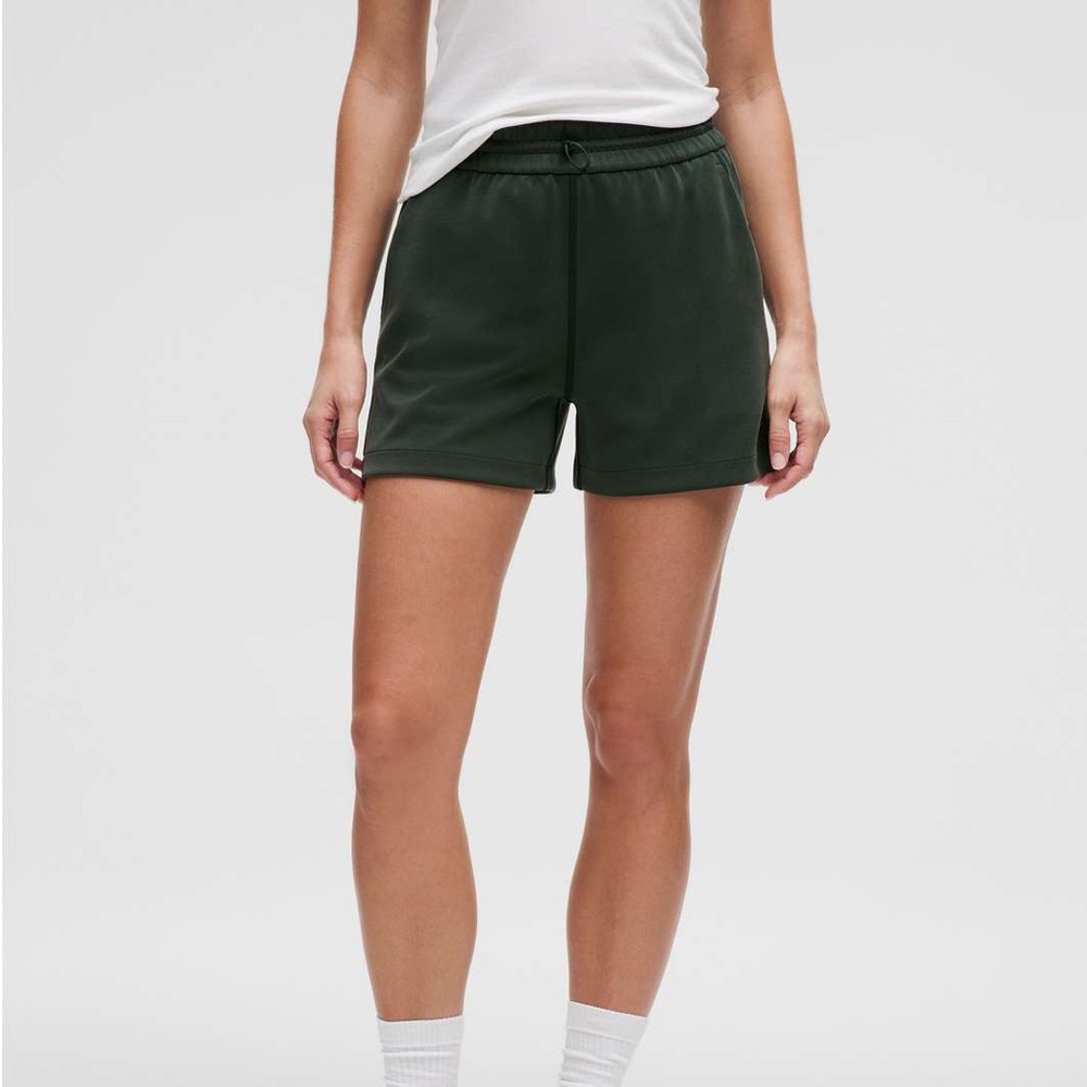 Lululemon Softstreme High-Rise Short 4"
Rainforest Green